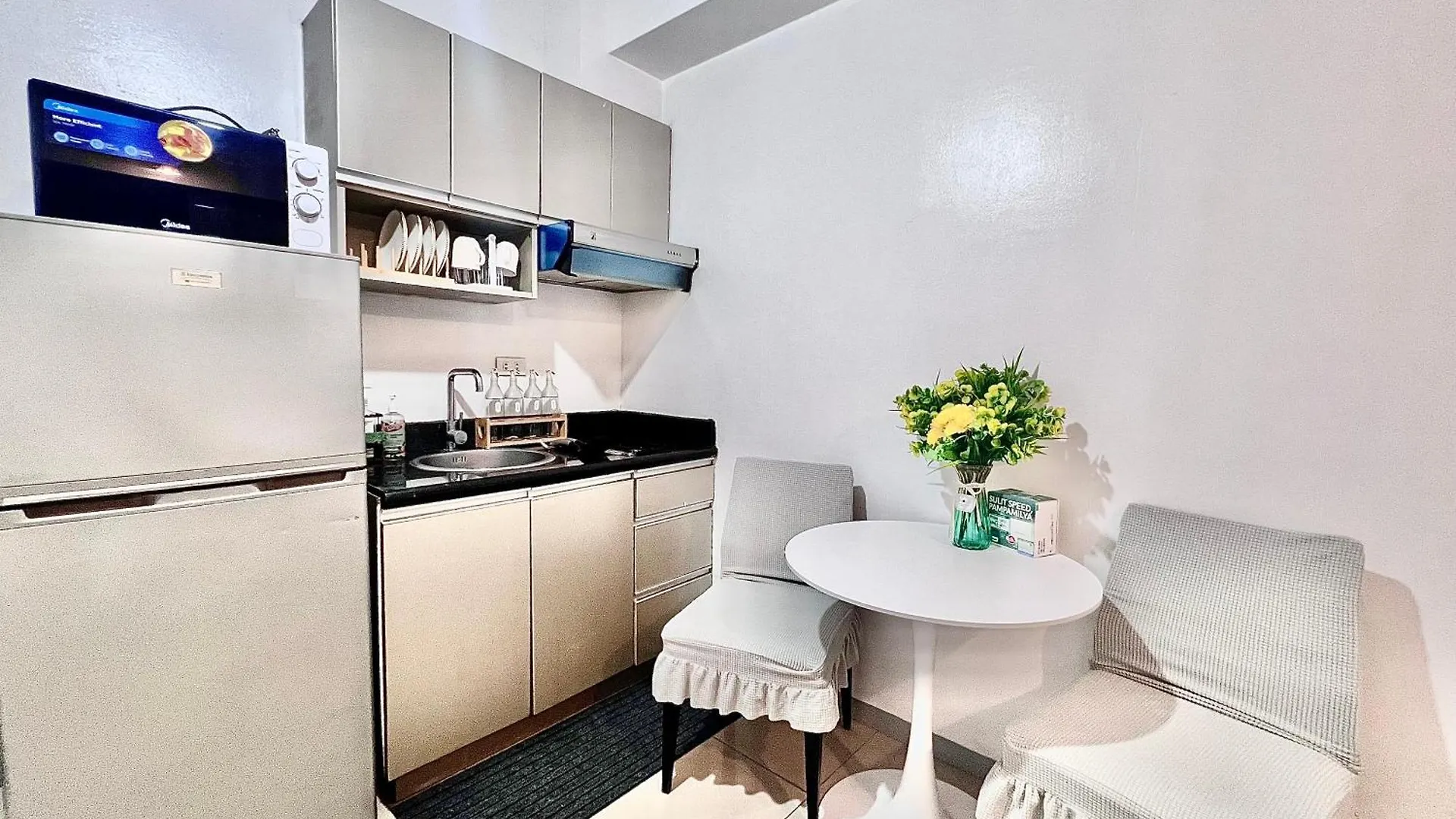 Makati Hotel Roces Tower مانيلا